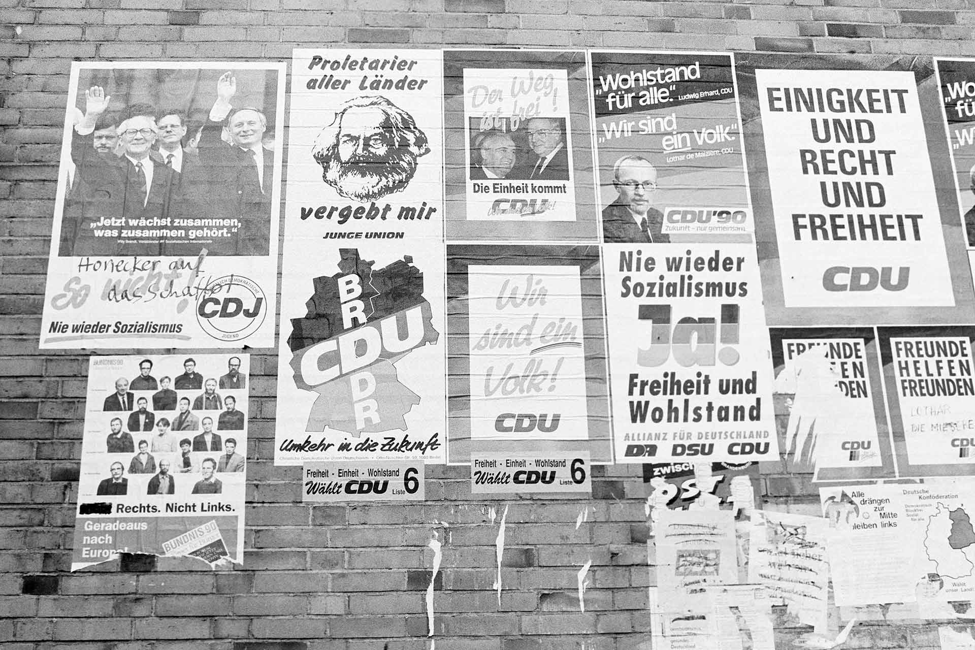 Wahlplakate im März 1990 / Verfassungsdebatte am Zentralen Runden Tisch.