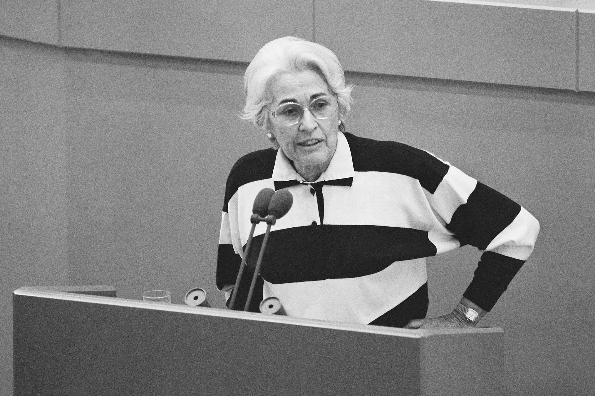Hildegard Hamm-Brücher am Mikrofon.