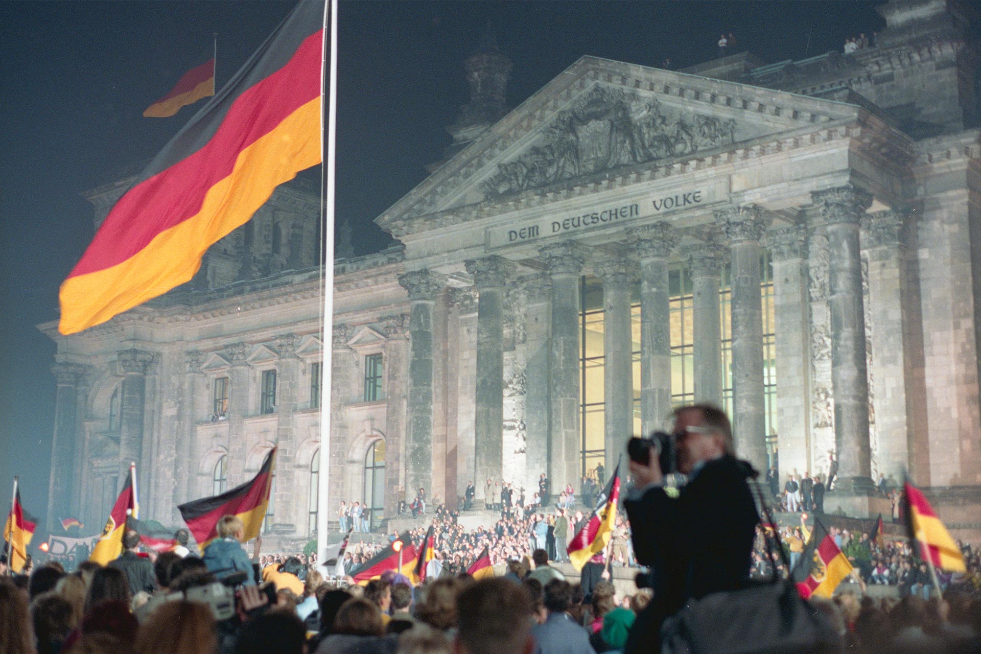 Bundesfahnen vor dem Reichstag