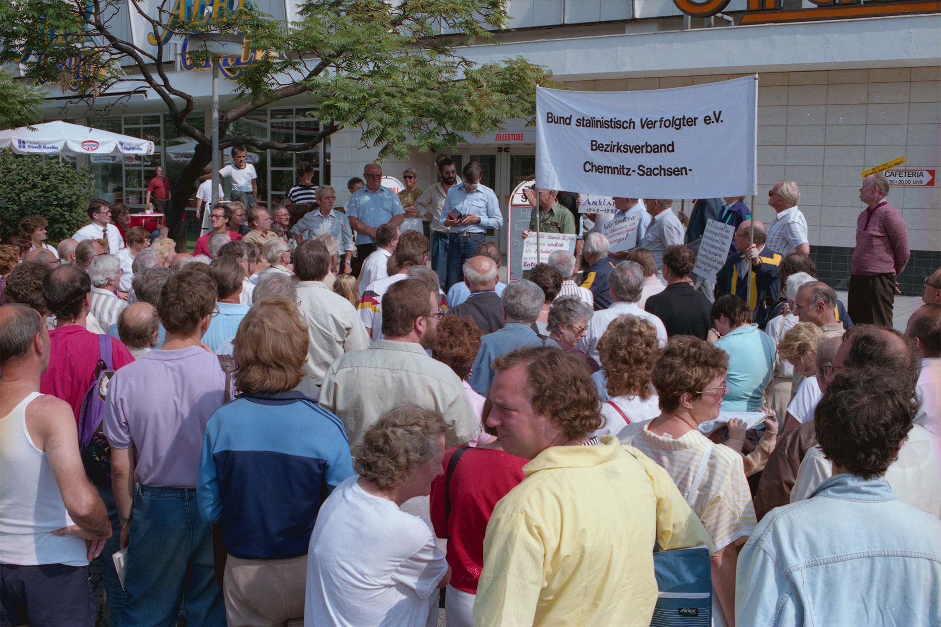 Demonstranten halten Banner vom Bund stalinistischer Verfolgter hoch.