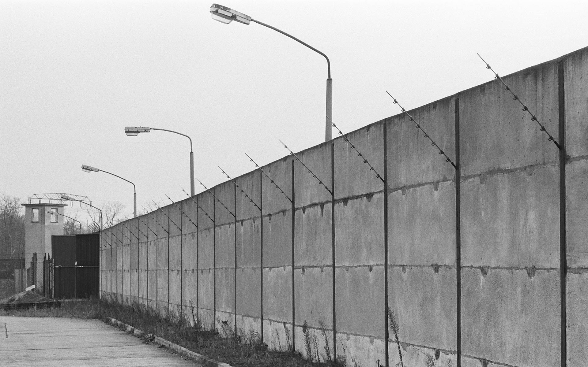 Mauer am Militärgefängnis