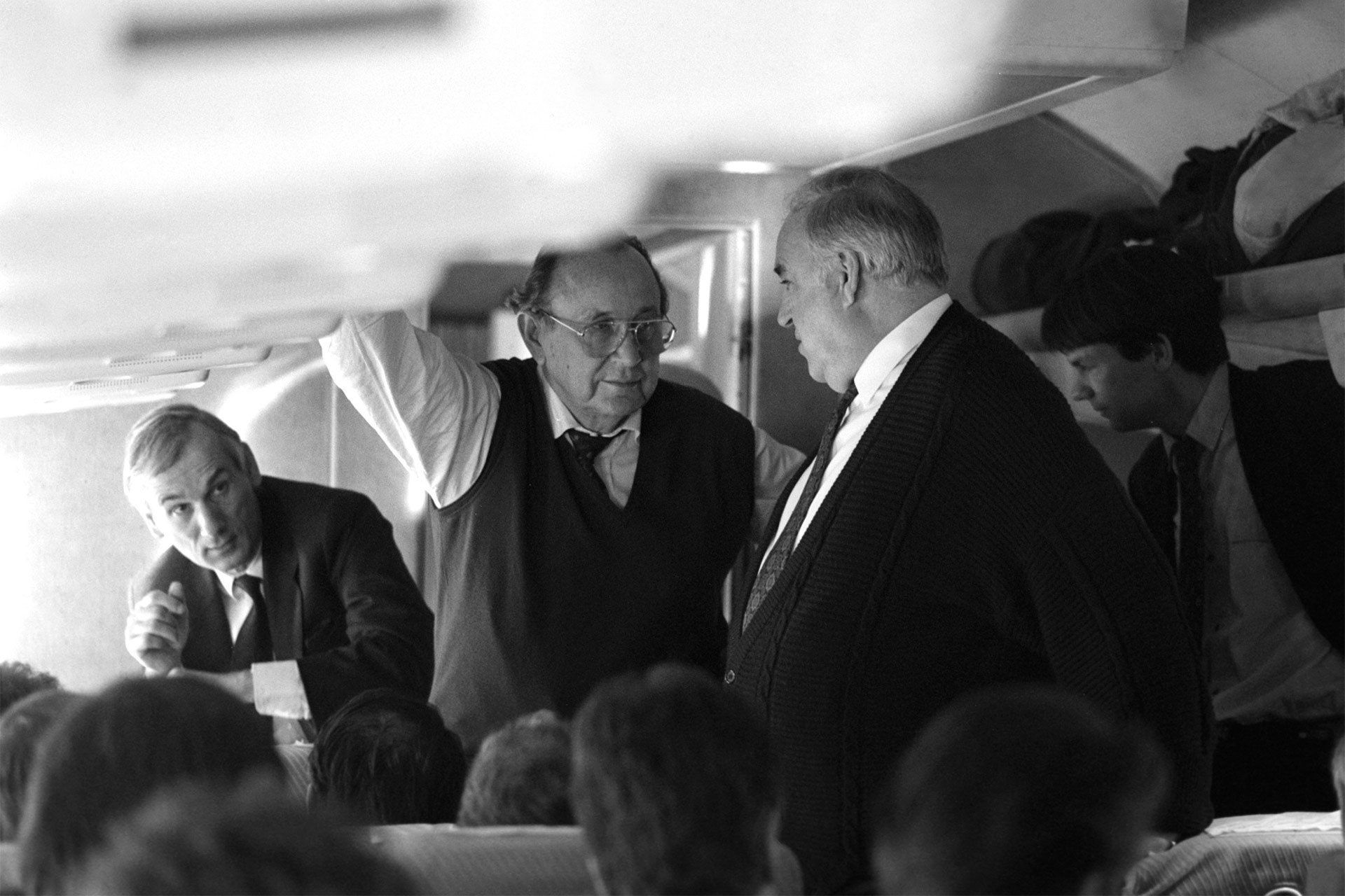 Hans-Dietrich Genscher und Helmut Kohl im Flugzeug.