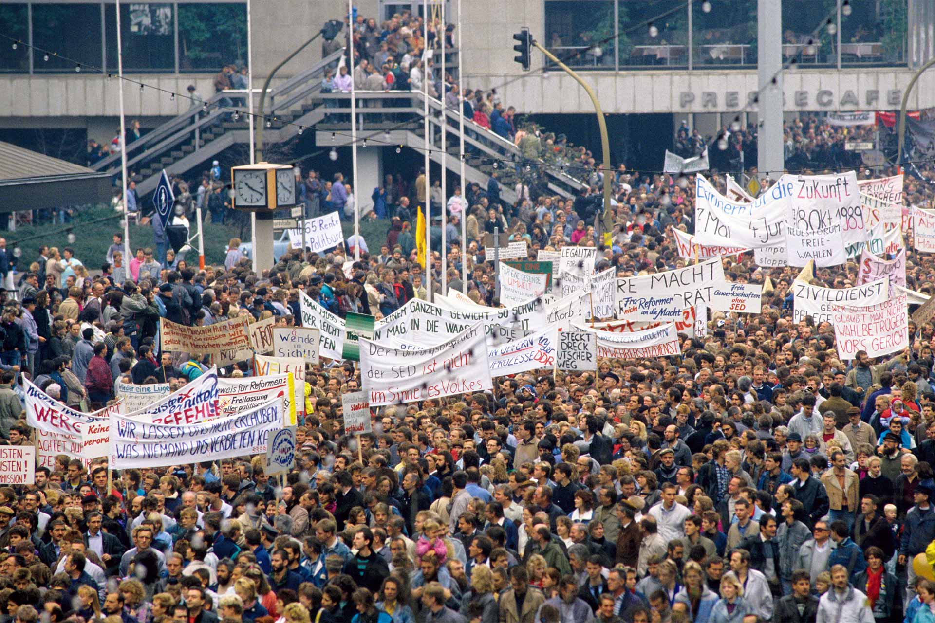 Menschen demonstrieren mit Bannern